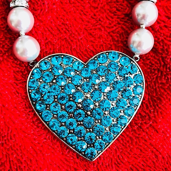 NWOT VALENTINE’S DAY SUPER STUNNING VERY SPARKLY HEART PEARL NECKLACE GORGEOUS - Picture 2 of 2